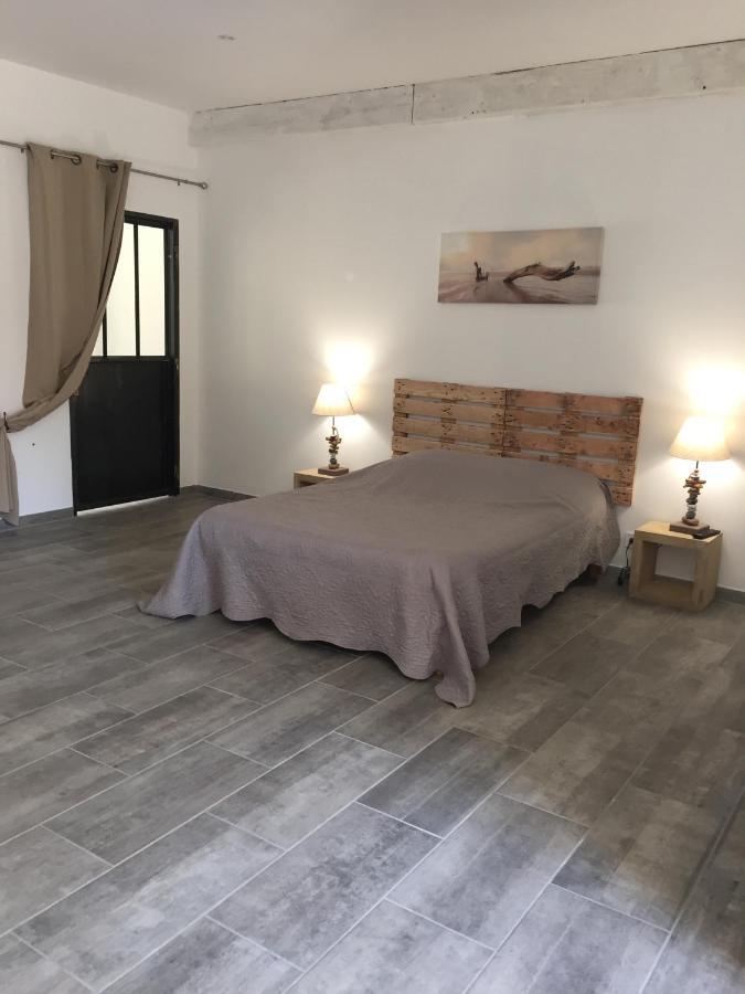 Mas D'Auzieres Bed and Breakfast Saint-Gilles  Exteriör bild